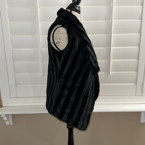 5/48 Faux Fur Vest - Picture 3 of 9